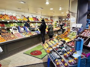 L'allée centrale de la boutique avec son tapis aux fraises