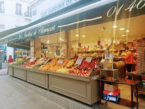 L'étal extérieur en rue piétonne, devant la façade