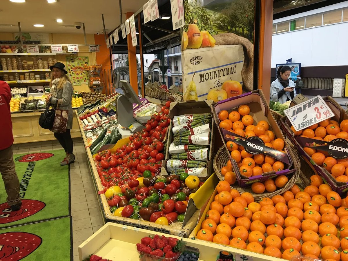 L'étal intérieur des Jardins de Clamart : asperges, tomates et oranges Jaffa